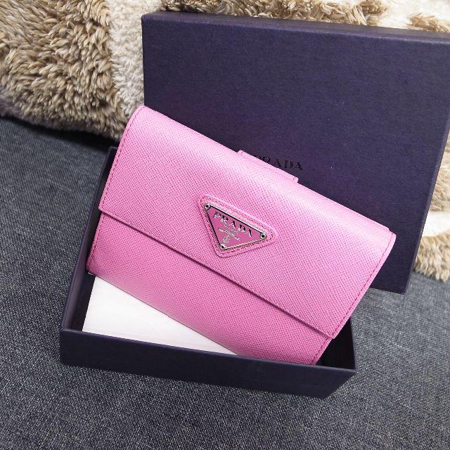 PRADA(プラダ)のほぼ未使用☆プラダ　折りたたみ財布　ピンク　サフィアーノレザー　バッグ　財布 レディースのファッション小物(財布)の商品写真