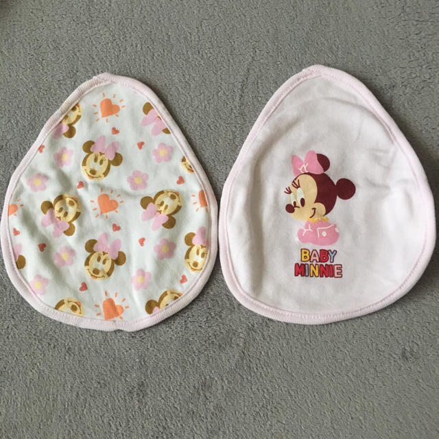 新品未使用　ミニーちゃん 授乳用スタイ　新生児　2枚セット キッズ/ベビー/マタニティのキッズ/ベビー/マタニティ その他(その他)の商品写真