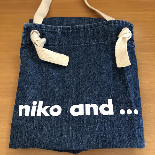 niko and...(ニコアンド)のエプロン キッズ/ベビー/マタニティの授乳/お食事用品(お食事エプロン)の商品写真