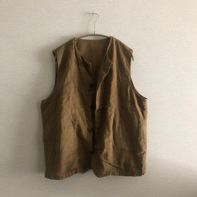 COMOLI(コモリ)のconfect over dye linen vest メンズのトップス(ベスト)の商品写真