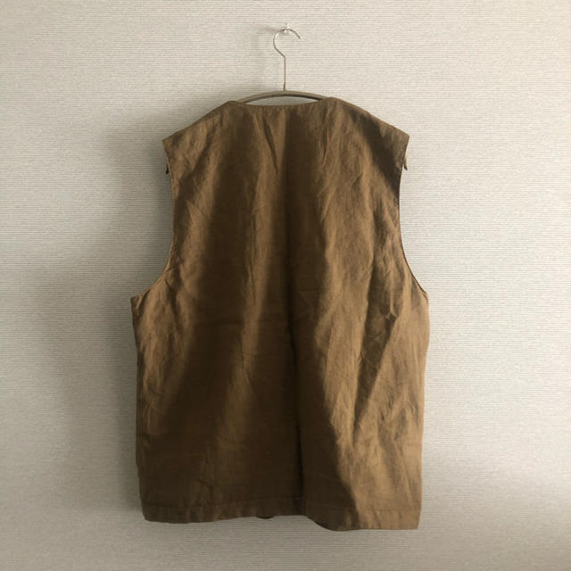 COMOLI(コモリ)のconfect over dye linen vest メンズのトップス(ベスト)の商品写真