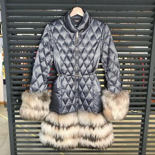 ブルマリン(Blumarine)の美品 ブルマリン ファー付き ロングダウン グレー シルバー コート(ダウンコート)