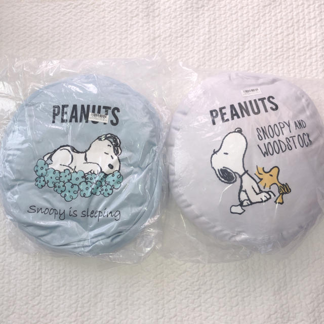 PEANUTS(ピーナッツ)の【お値下げ中】スヌーピー クッション BIG 2つSET エンタメ/ホビーのおもちゃ/ぬいぐるみ(キャラクターグッズ)の商品写真