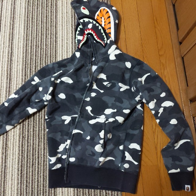 A BATHING APE(アベイシングエイプ)のape シャークパーカー　蛍光 メンズのトップス(パーカー)の商品写真