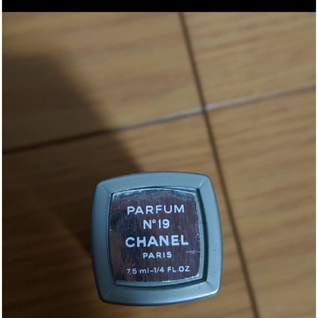 CHANEL(シャネル)のCHANEL シャネル 香水  N°19 コスメ/美容の香水(香水(女性用))の商品写真