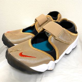 ナイキ(NIKE)のエアリフト　ゴールド　23(サンダル)