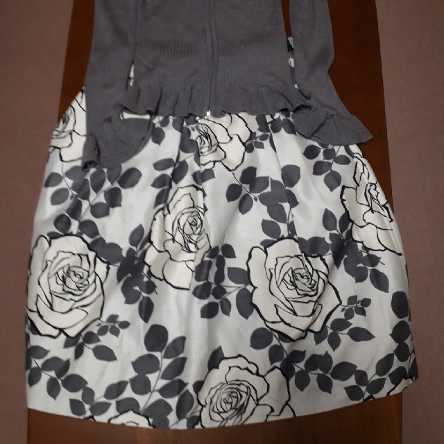 M'S GRACY(エムズグレイシー)の新品エムズ薔薇柄スカート レディースのスカート(ひざ丈スカート)の商品写真