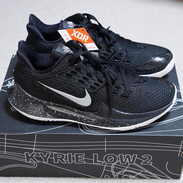 NIKE(ナイキ)のNIKE KYRIE LOW 2 EP 28cm スポーツ/アウトドアのスポーツ/アウトドア その他(バスケットボール)の商品写真