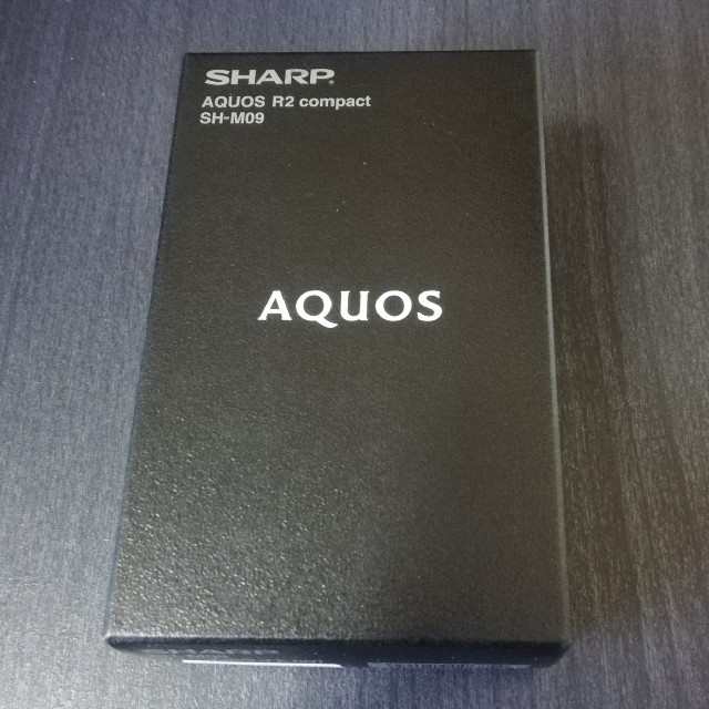 AQUOS(アクオス)の【新品未使用】Aquos R2 compact ホワイト【simフリー】 スマホ/家電/カメラのスマートフォン/携帯電話(スマートフォン本体)の商品写真