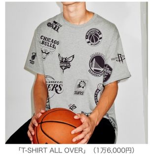 メゾンキツネ(MAISON KITSUNE')のT-SHIRT NBA KITSUNE ALL OVER ロゴ(Tシャツ/カットソー(半袖/袖なし))