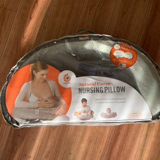 エルゴベビー(Ergobaby)の【値段交渉可】エルゴ　ナチュラルカーブ・ナーシングピロー／グレー(その他)