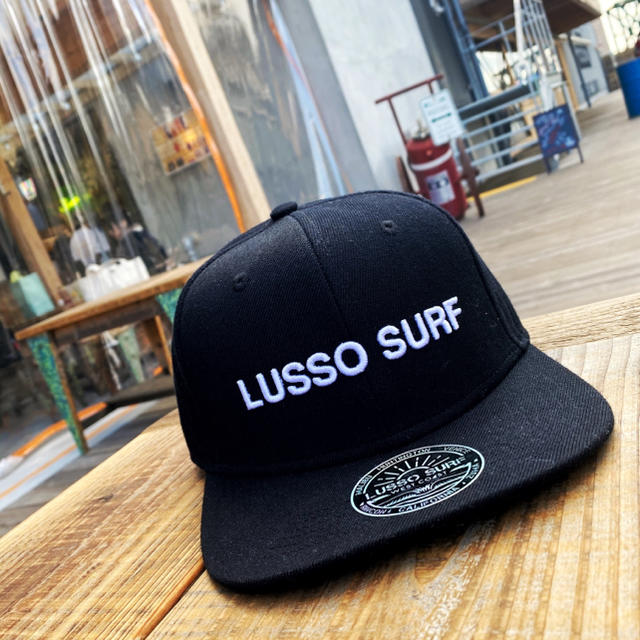 STANDARD CALIFORNIA(スタンダードカリフォルニア)の春のコーデ☆LUSSO SURF ロゴ3D刺繍キャップ☆帽子　RVCA メンズの帽子(キャップ)の商品写真