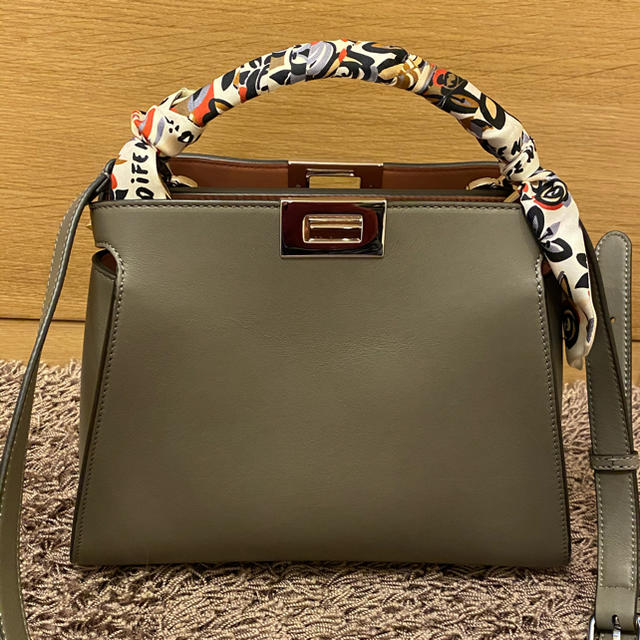 FENDI(フェンディ)の★美品★ フェンディ　ピーカブー　エッセンシャリー　限定色 レディースのバッグ(ハンドバッグ)の商品写真