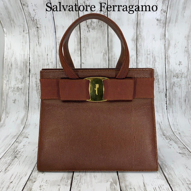 Salvatore Ferragamo(サルヴァトーレフェラガモ)の美品　Salvatore Ferragamo レザー　ヴァラ　ハンドバッグ レディースのバッグ(ハンドバッグ)の商品写真