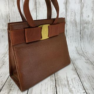 サルヴァトーレフェラガモ(Salvatore Ferragamo)の美品　Salvatore Ferragamo レザー　ヴァラ　ハンドバッグ(ハンドバッグ)