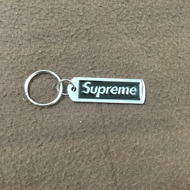 supreme メタルキーホルダー