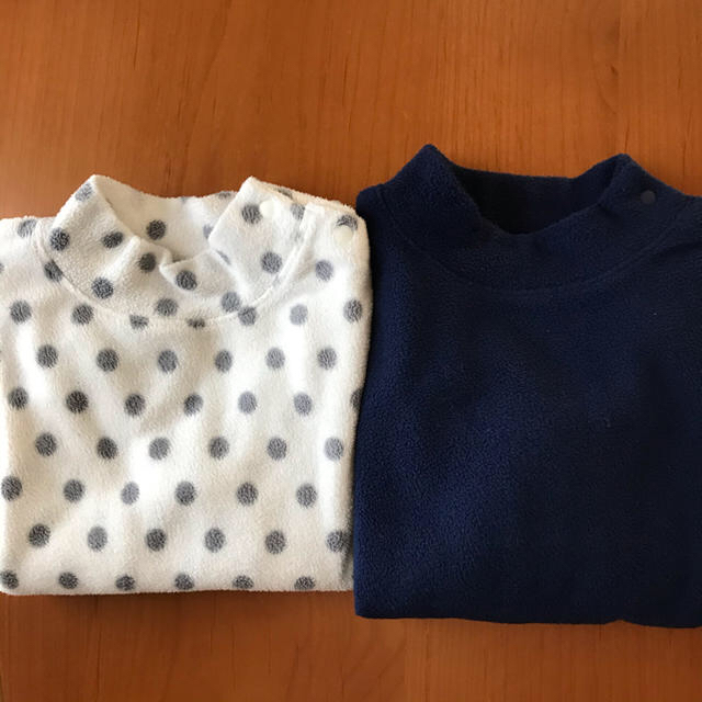 UNIQLO(ユニクロ)のユニクロ　フリースハイネックT　2枚 キッズ/ベビー/マタニティのキッズ服男の子用(90cm~)(Tシャツ/カットソー)の商品写真