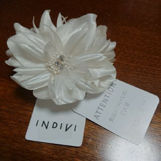 インディヴィ(INDIVI)のINDIVI クリスタルサテンコサージュ ホワイト(ブローチ/コサージュ)