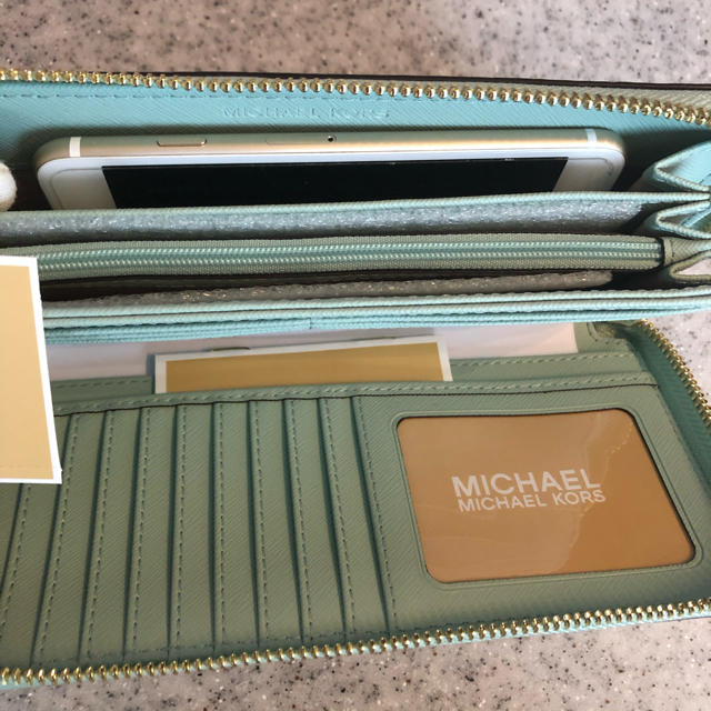 Michael Kors(マイケルコース)の★新品★MICHAEL KORS 縁起物ヘビ柄 JET SETトラベルウォレット レディースのファッション小物(財布)の商品写真