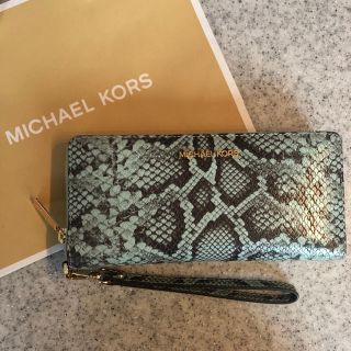 マイケルコース(Michael Kors)の★新品★MICHAEL KORS 縁起物ヘビ柄 JET SETトラベルウォレット(財布)