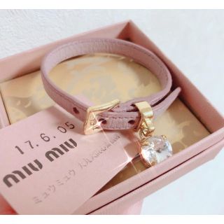 ミュウミュウ(miumiu)のmiumiu クリスタル付きレザーブレスレット(ブレスレット/バングル)