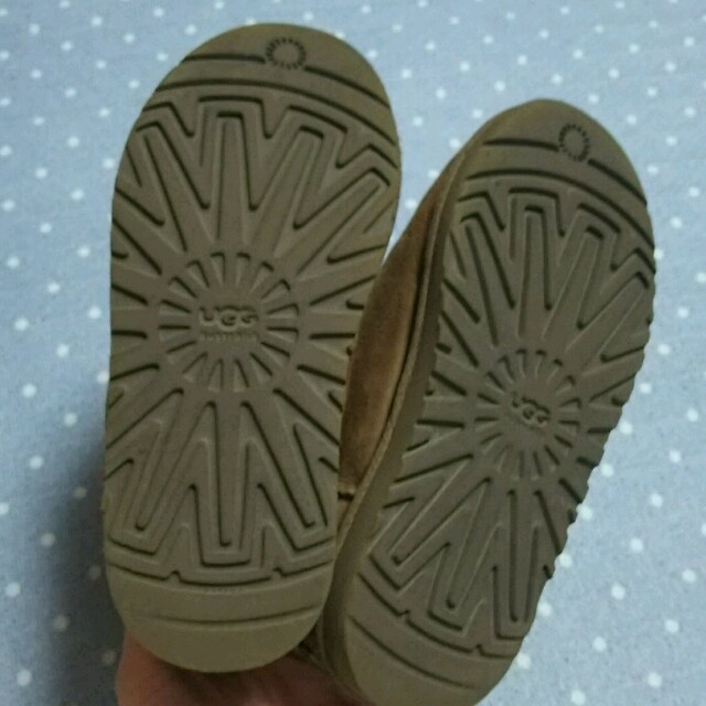 UGG(アグ)のUGGキッズ キッズ/ベビー/マタニティのキッズ靴/シューズ(15cm~)(ブーツ)の商品写真