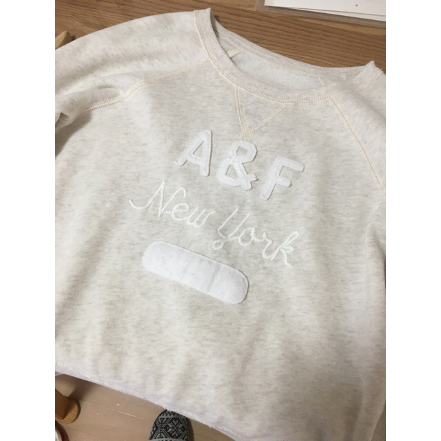 Abercrombie&Fitch(アバクロンビーアンドフィッチ)のNico様専用　アバクロンビーアンドフィッチ　白スウェット　ベージュ レディースのトップス(トレーナー/スウェット)の商品写真