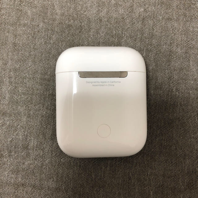 Apple(アップル)のairpods 第二世代 充電ケース スマホ/家電/カメラのオーディオ機器(ヘッドフォン/イヤフォン)の商品写真