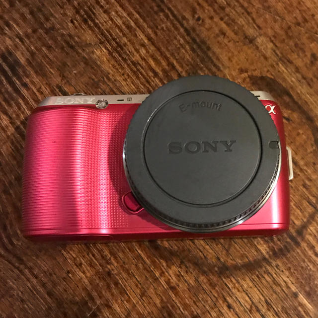 SONY(ソニー)のsony nex-c3 ピンク　ボディ スマホ/家電/カメラのカメラ(ミラーレス一眼)の商品写真