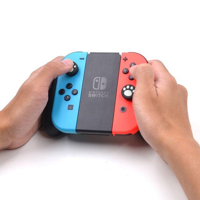 Nintendo Switch(ニンテンドースイッチ)のSwitch Joy-Con カバー 猫 肉球 ねこ ジョイコン スティック 白 エンタメ/ホビーのゲームソフト/ゲーム機本体(家庭用ゲーム機本体)の商品写真