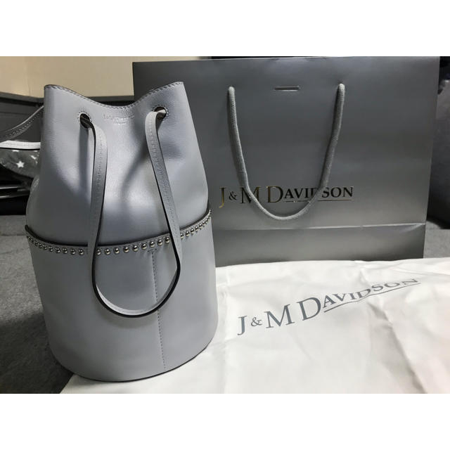 J&M DAVIDSON(ジェイアンドエムデヴィッドソン)の J&M Davidson ミニデイジー　スタッズ　パウダーグレー　新品 レディースのバッグ(ハンドバッグ)の商品写真