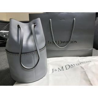 ジェイアンドエムデヴィッドソン(J&M DAVIDSON)の J&M Davidson ミニデイジー　スタッズ　パウダーグレー　新品(ハンドバッグ)