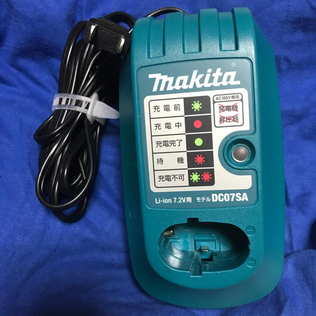 Makita(マキタ)のマキタ  充電器　DC07SA スマホ/家電/カメラのスマートフォン/携帯電話(バッテリー/充電器)の商品写真