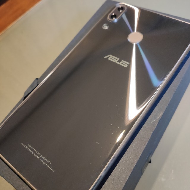 ASUS(エイスース)の美品　SIMフリー ASUS Zenfone5 スペースシルバー スマホ/家電/カメラのスマートフォン/携帯電話(スマートフォン本体)の商品写真