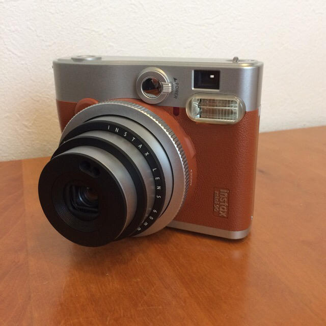 富士フイルム(フジフイルム)のFUJIFILM  チェキ instax mini90 ネオクラシック ブラウン スマホ/家電/カメラのカメラ(フィルムカメラ)の商品写真