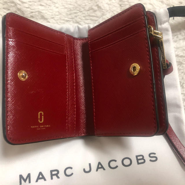 MARC JACOBS(マークジェイコブス)のマークジェイコブス  財布　ミニウォレット　二つ折り　ブラックレッド レディースのファッション小物(財布)の商品写真