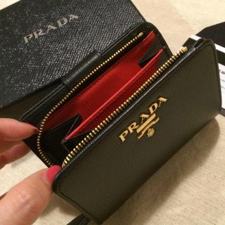 PRADA - 【シルキー様】PRADA バイカラーお財布♡大人気の黒×赤の通販 ...