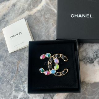 シャネル(CHANEL)の【キューピー512様専用】完売品🤍CHANELシャネル🤍今期ブローチ🖤(ブローチ/コサージュ)