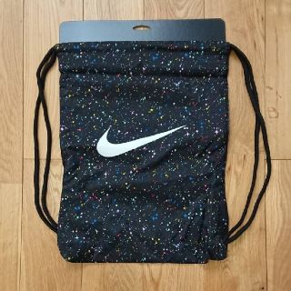 ナイキ(NIKE)のNIKE ナイキ ナップサック YA グラフィック ブラック 銀河柄 ジムサック(リュック/バックパック)