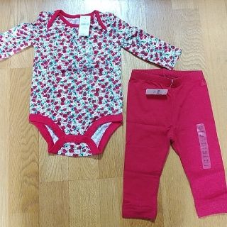 ベビーギャップ(babyGAP)のbabyGAPのインナーシャツ、パンツの二枚組新品未使用(肌着/下着)