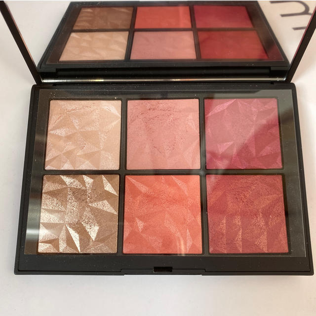 NARS(ナーズ)のNARS ナーズ　ホットトライストチークパレット コスメ/美容のベースメイク/化粧品(チーク)の商品写真