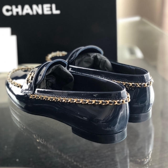 CHANEL(シャネル)のsale！新品未使用 シャネル ローファー ネイビー パテント レディースの靴/シューズ(ローファー/革靴)の商品写真