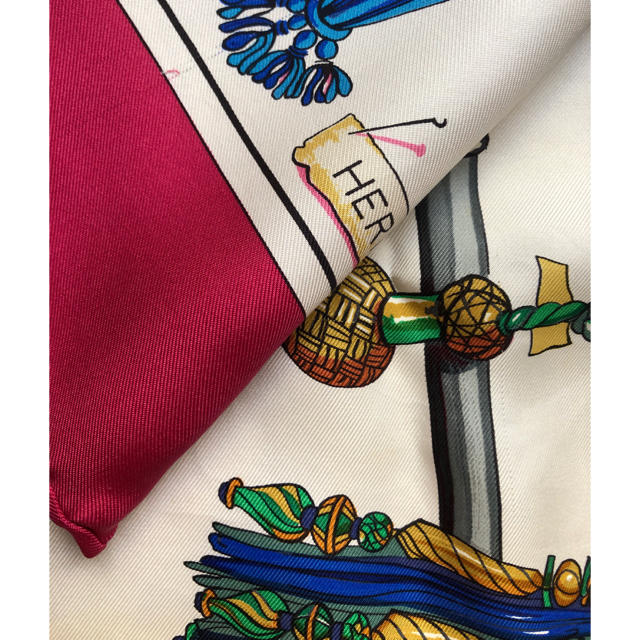 Hermes(エルメス)の魅惑的ピンク 人気のタッセル柄 スカーフ エルメス カレ90 レディースのファッション小物(バンダナ/スカーフ)の商品写真