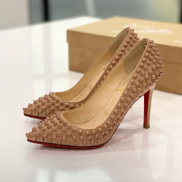 Christian Louboutin(クリスチャンルブタン)の1258 美品 クリスチャンルブタン パテント スパイク パンプス ベージュ レディースの靴/シューズ(ハイヒール/パンプス)の商品写真