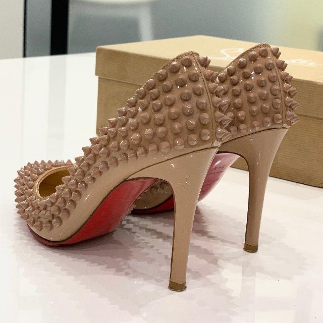 Christian Louboutin(クリスチャンルブタン)の1258 美品 クリスチャンルブタン パテント スパイク パンプス ベージュ レディースの靴/シューズ(ハイヒール/パンプス)の商品写真