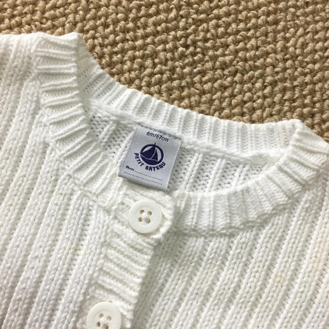 PETIT BATEAU(プチバトー)の(6m/67㎝)■プチバトー/PETITBATEAU■白ニットカーディガン キッズ/ベビー/マタニティのベビー服(~85cm)(カーディガン/ボレロ)の商品写真