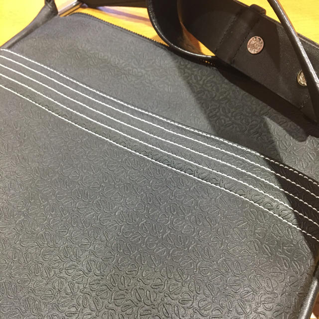 LOEWE(ロエベ)のロエベ　アナグラム　ショルダー　斜めがけ　黒系 レディースのバッグ(ショルダーバッグ)の商品写真