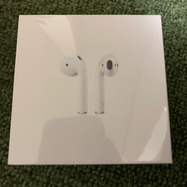 Apple(アップル)のAirPods with Charging Case スマホ/家電/カメラのオーディオ機器(ヘッドフォン/イヤフォン)の商品写真