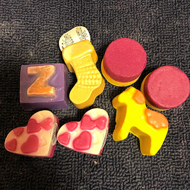 LUSH(ラッシュ)のLUSH バスオイルセット コスメ/美容のボディケア(入浴剤/バスソルト)の商品写真