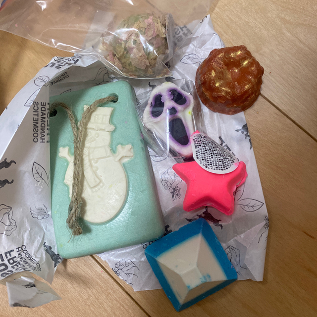 LUSH(ラッシュ)のLUSH バスオイルセット コスメ/美容のボディケア(入浴剤/バスソルト)の商品写真